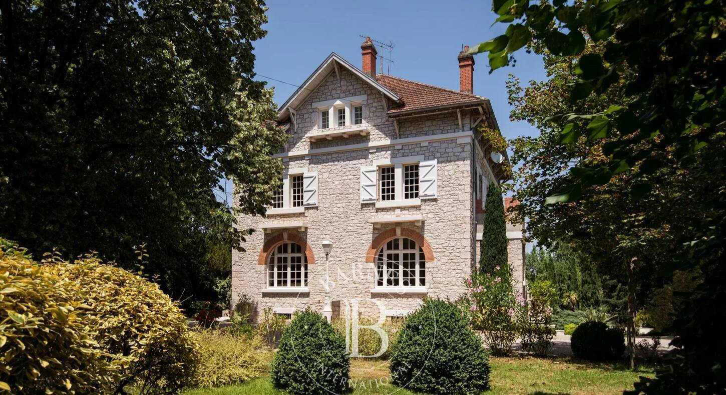 Show - BARNES Agency, luxury real estate in Toulouse